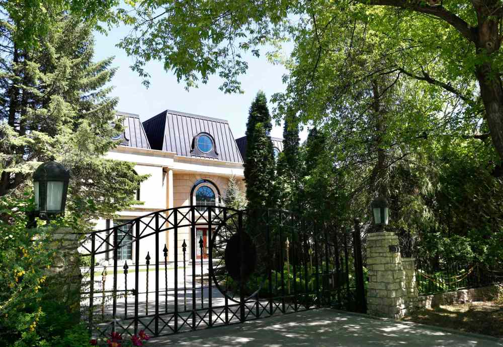 WAYNE GLOWACKI / WINNIPEG FREE PRESS
This house at 1063 Wellington Cres. is listed fo $11-million.