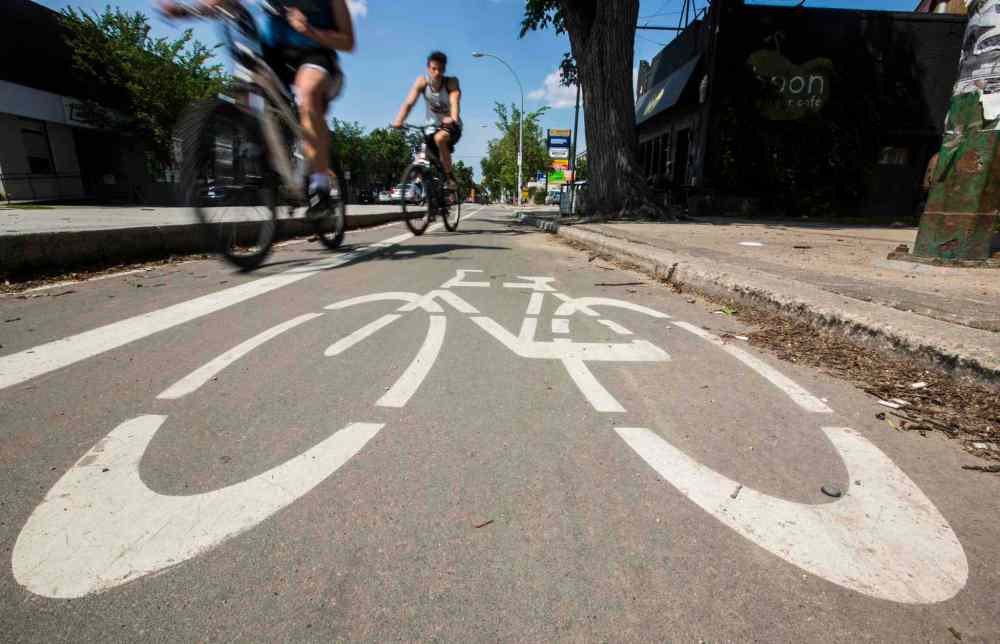 MIKAELA MACKENZIE / WINNIPEG FREE PRESS
Cyclists use the divided bike lane on Sherbrook Street. Coun. Ross Eadie says the city’s cycling plan was ‘flawed from the get-go.’