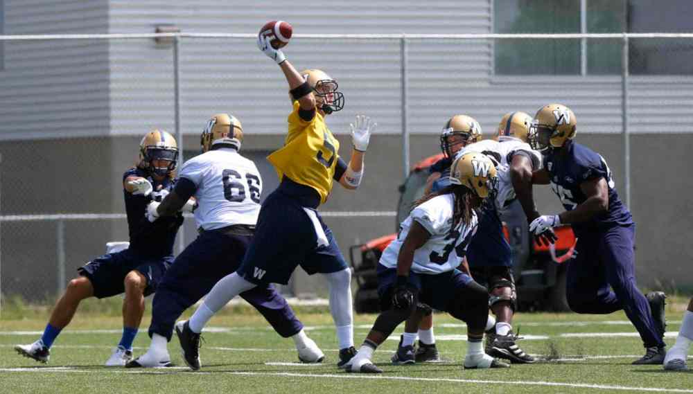 Wayne Glowacki / Winnipeg Free Press
Winnipeg Blue Bomber QB Drew Willy gets protection in the pocket during team's practice Thursday.