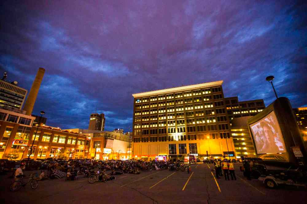 MIKAELA MACKENZIE / WINNIPEG FREE PRESS Files
People watch a film at a pop-up drive-in movie theatre in downtown Winnipeg in August.