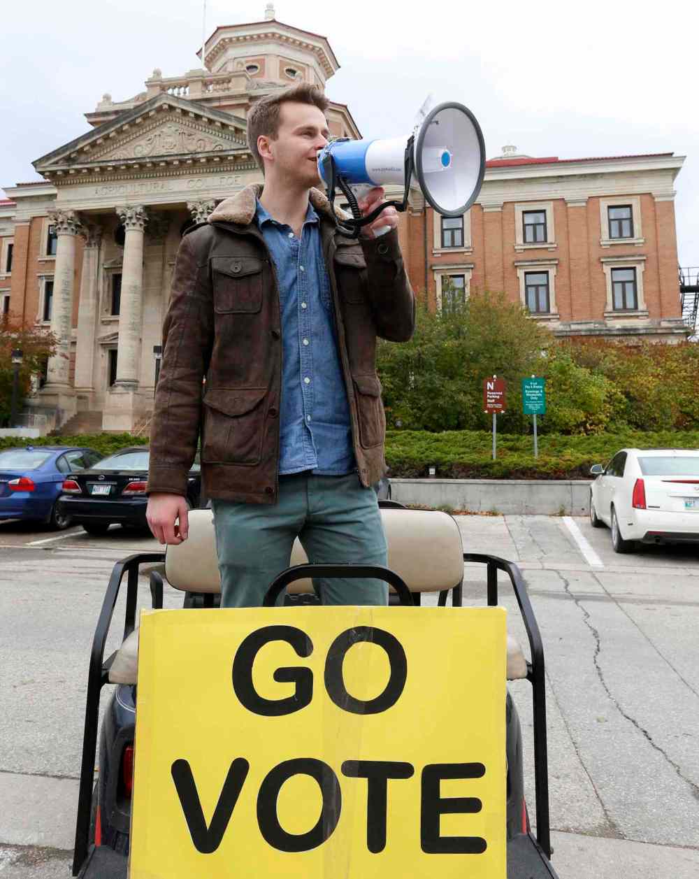 Wayne Glowacki / Winnipeg Free Press
Jeremiah Kopp, president of the University of Manitoba, encouraging students to vote at the polling station at Pembina Hall Student Lounge on the campus.