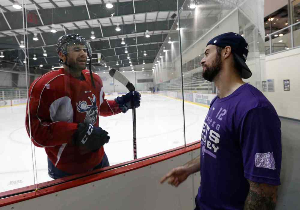 Wayne Glowacki / Winnipeg Free Press
The Winnipeg Jets and the Manitoba Moose were practising on rinks across the hall from each other at the MTS Iceplex Wednesday morning. At right, Winnipeg Jets player Drew Stafford stops in to talk to his friend and Manitoba Moose player Jay Harrison.