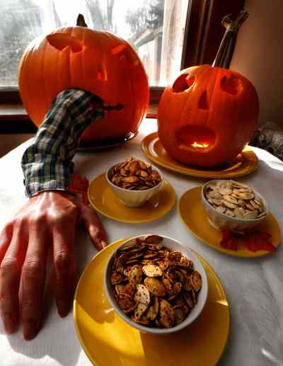 Wayne Glowacki / Winnipeg Free Press
Choose pumpkins for character. Nardone likes odd shapes for more interest. Decide how you will cut in to remove seeds -- you can go through the top, the back or the bottom, depending on your design