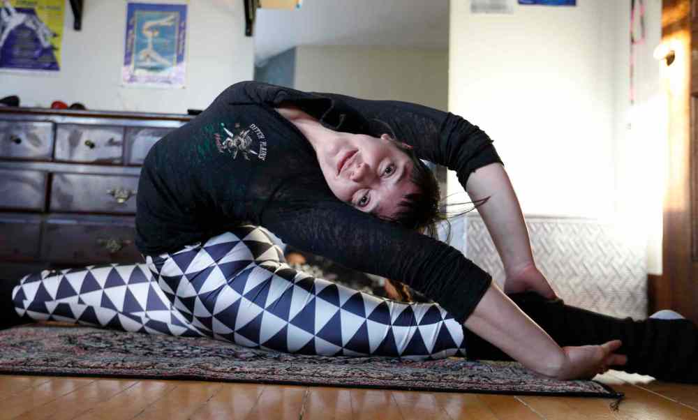 Wayne Glowacki / Winnipeg Free Press
Samantha Halas practicing poses in studio at home.