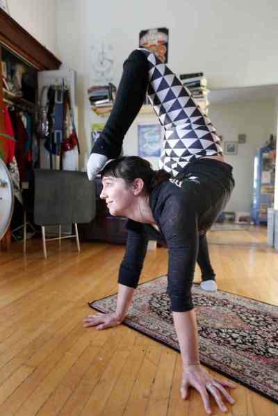 Wayne Glowacki / Winnipeg Free Press
Samantha Halas is a contortionist and antipodist (she juggles with her feet). She is practicing poses in studio at home.