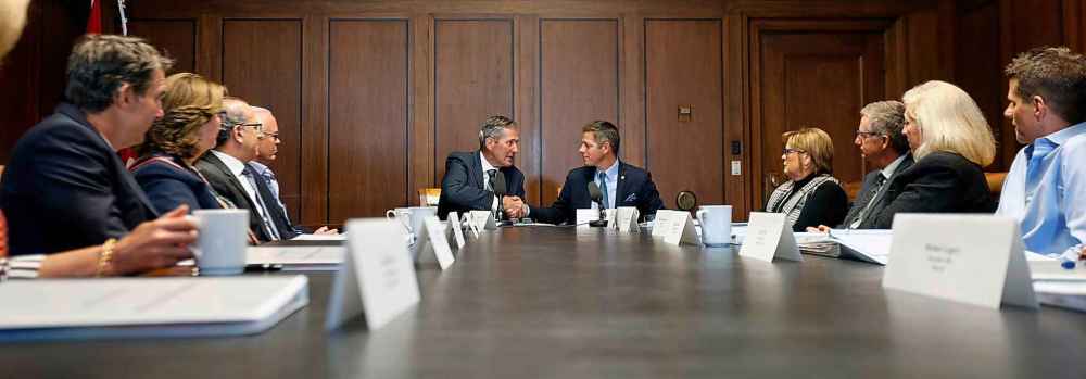 WAYNE GLOWACKI / WINNIPEG FREE PRESS FILES
In less tense times, in 2017, Pallister and Mayor Brian Bowman shake hands during a meeting to attract Amazon to Winnipeg.