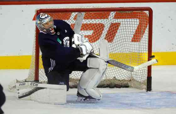WAYNE GLOWACKI / WINNIPEG FREE PRESSGoaltender Steve Mason at Winnipeg Jets practice at the Bell MTS Place Tuesday.