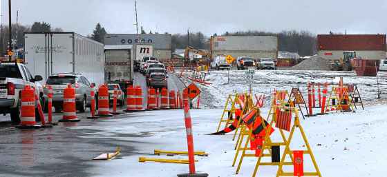 The Waverley underpass project cost has dropped another $23.4 million because of competitive construction bids and a design change. (Wayne Glowacki / Winnipeg Free Press files)
