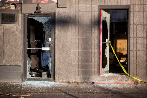 MIKAELA MACKENZIE / WINNIPEG FREE PRESSPolice investigate a serious assault at the Ramallah Café, at 325 Pembina Hwy., on Tuesday.