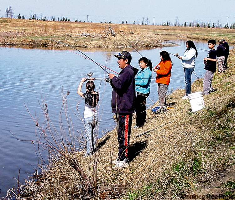 BILL REDEKOP / WINNIPEG FREE PRESS
Aboriginals ignore ban on trolling for spawning pickerel.