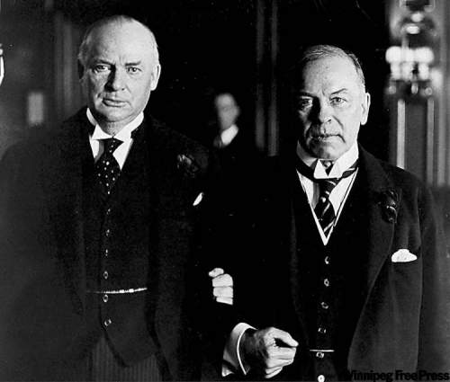 CP
R.B. Bennett (left) and W.L. Mackenzie King link arms in this 1933 photo.
