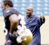 WAYNE.GLOWACKI@FREEPRESS.MB.CA
Bombers defensive co-ordinator Kavis Reed barks orders to his troops at Tuesday's workout.
