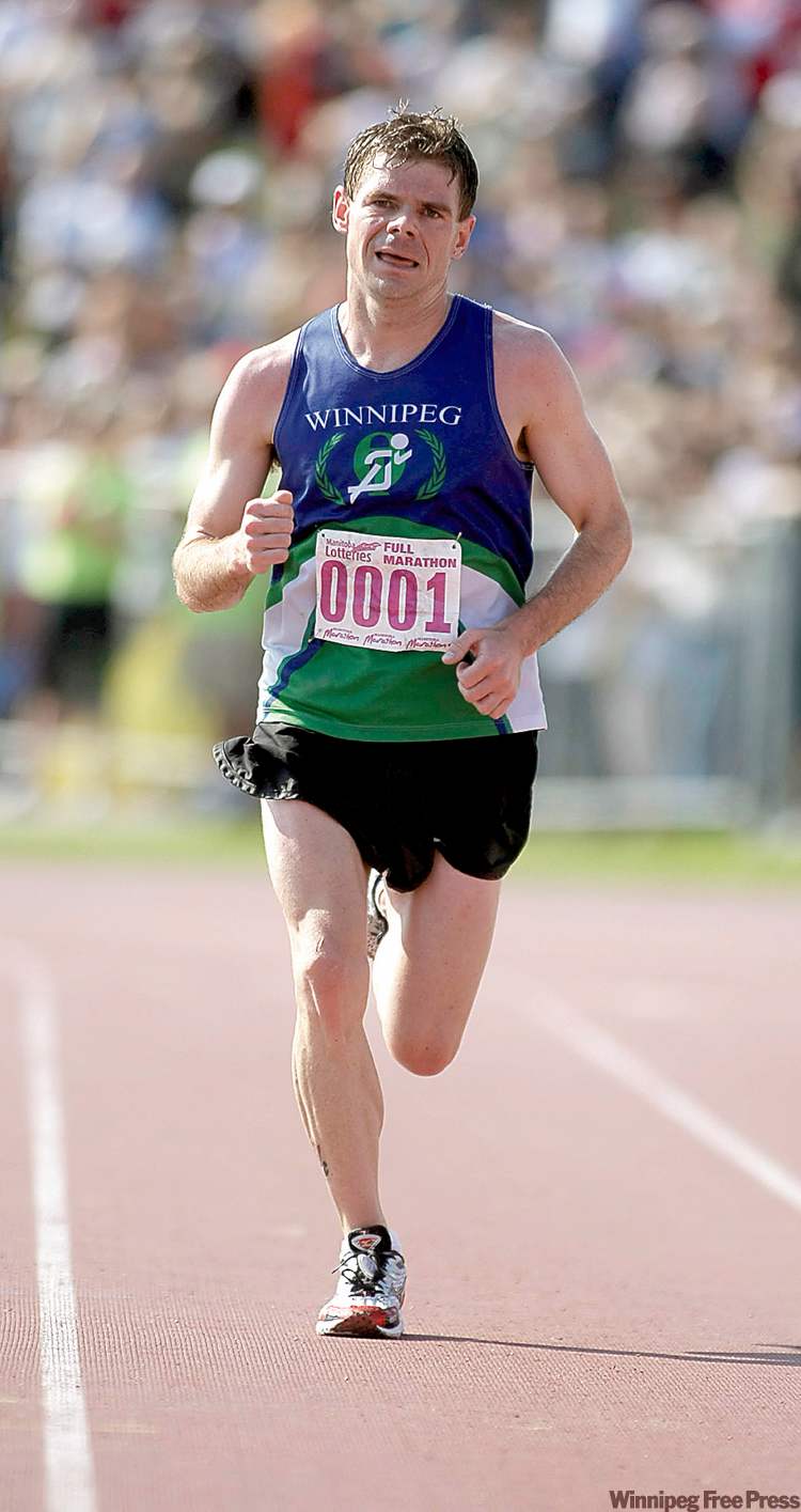 TREVOR HAGAN / WINNIPEG FREE PRESS
Winnipegger Michael Booth closes in on his fourth Manitoba Marathon men’s title Sunday morning.