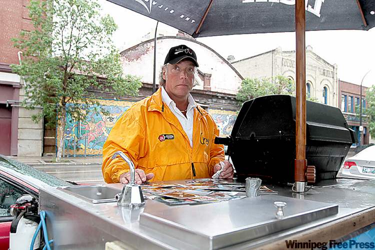 JANEK LOWE / WINNIPEG FREE PRESS
Darryl Leiman with his new hotdog cart at Old Market Square after a crash wiped out his iconic truck.