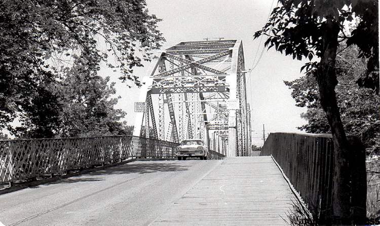 WINNIPEG FREE PRESS ARCHIVES
Cars used Elm Park Bridge until it was closed to vehicle traffic in 1974. Bridge Drive-In fans use it now.