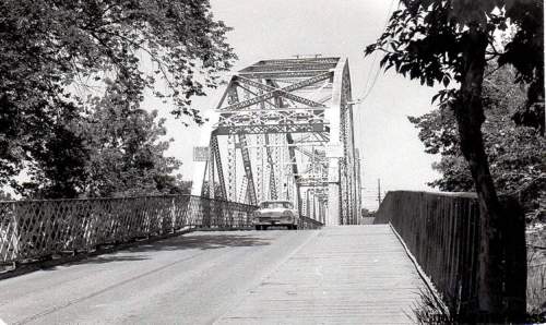 WINNIPEG FREE PRESS ARCHIVES
Cars used Elm Park Bridge until it was closed to vehicle traffic in 1974. Bridge Drive-In fans use it now.