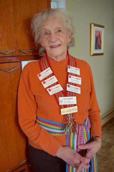 RUBY IRENE PRATKA PHOTO
Hélène Martin, membre du comité organisateur fondateur du Festival du Voyageur, arbore sa ceinture fléchée du Festival.