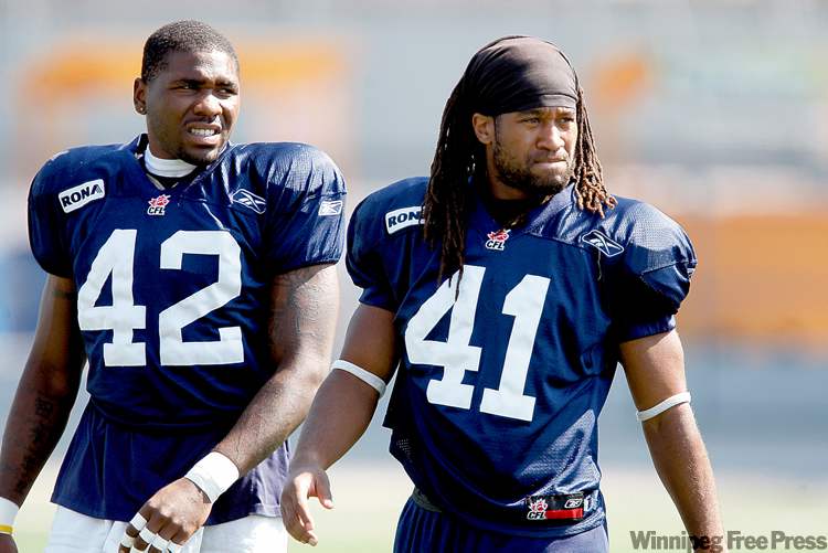 KEN GIGLIOTTI / WINNIPEG FREE PRESS
Clint Kent (42) is strong but lacks the experience in the position Bernard Hicks (41) gained in a similar role in college.