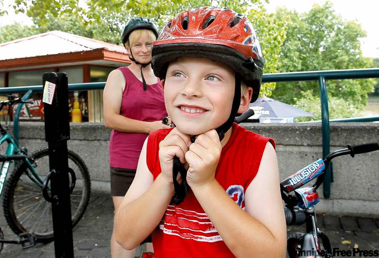 WAYNE.GLOWACKI@FREEPRESS.MB.CA
Alex Dynkavitch, 6, and mother, Carol, head off for a bike ride wearing their helmets.