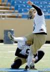 KEN GIGLIOTTI / WINNIPEG FREE PRESS
Justin Palardy practises splitting the uprights. Mike Renaud holds.