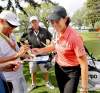 WAYNE.GLOWACKI@FREEPRESS.MB.CA
Juli Inkster signs some autographs after a putting session on the practice green Monday at St. Charles.