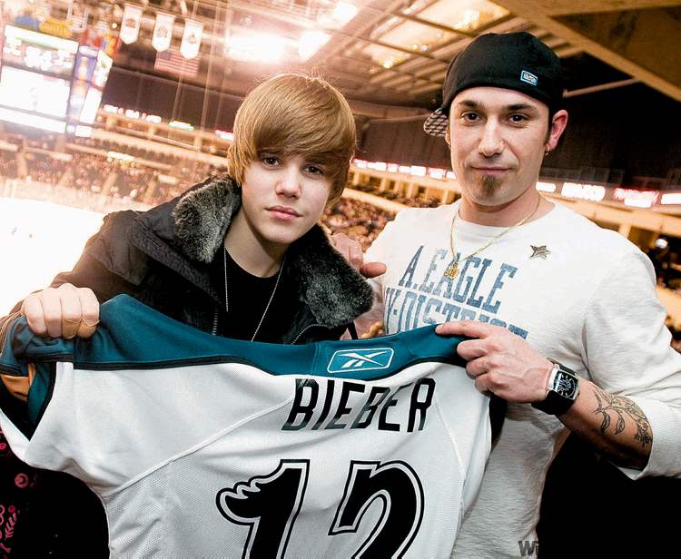 DAVID LIPNOWSKI / WINNIPEG FREE PRESS ARCHIVES
Justin Bieber and his dad Jeremy went to a Manitoba Moose game when the teen sensation visited pops in December.