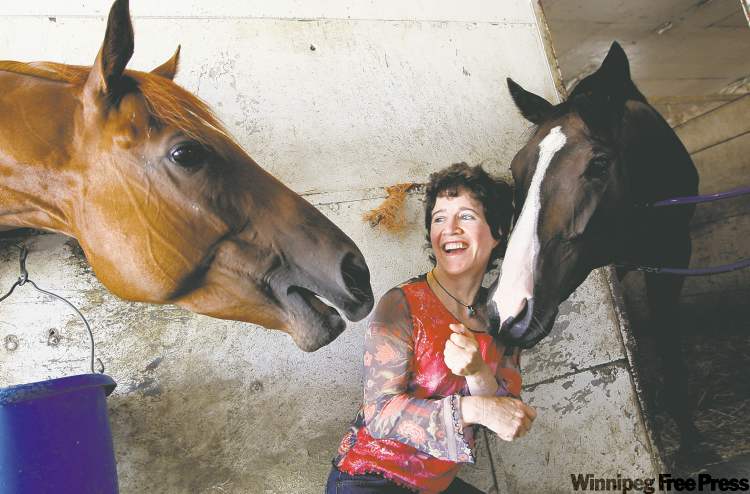 KEN GIGLIOTTI / WINNIPEG FREE PRESS archives
Vicky Baze, one of the top female jockeys in North America, shares some horsey humour with Action Sketch (left) and Vinegar Bend at Assiniboia Downs.