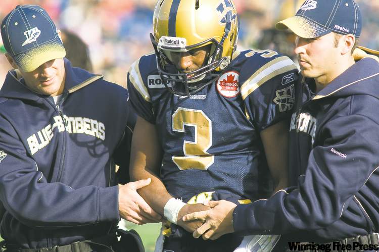 david lipnowski / winnipeg free press
Trainers help Steven Jyles off the field Saturday after the Bombers quarterback suffered a separated shoulder early in the 27-8 loss to the Toronto Argonauts at Canad Inns Stadium.