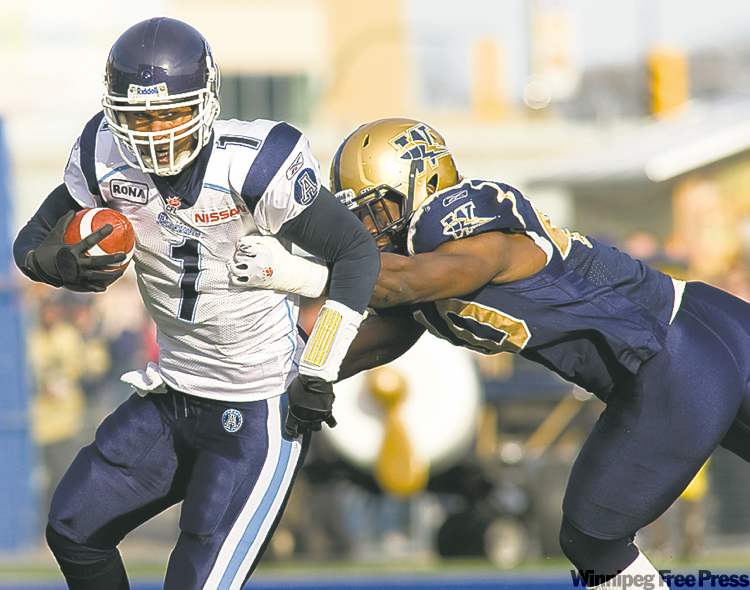 david lipnowski / winnipeg free press
Toronto Argos quarterback Cleo Lemon tries to escape the clutches of Blue Bombers defensive lineman Odell Willis.