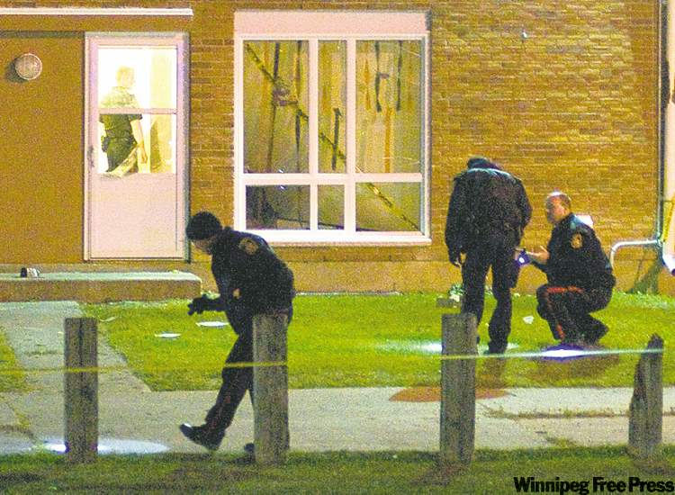 DAVID LIPNOWSKI / WINNIPEG FREE PRESS
Police investigate shooting Stella Walk Saturday night.
