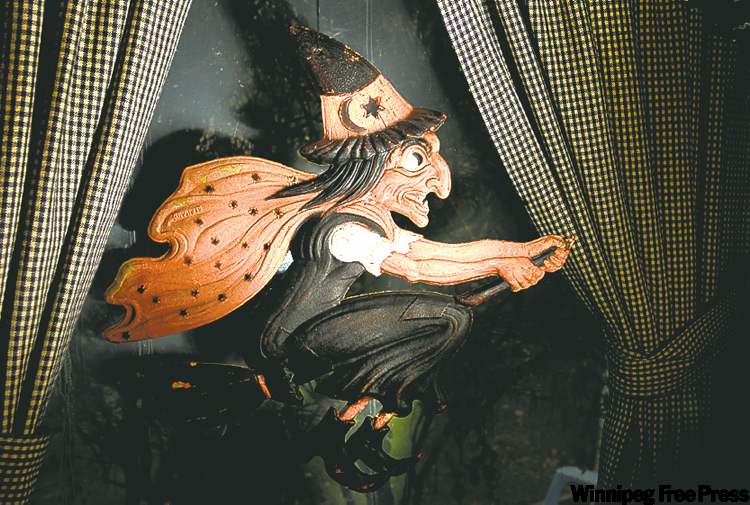 WAYNE.GLOWACKI@FREEPRESS.MB.CA
This is a Halloween witch that was diecut, made in Germany in approx. 1910.