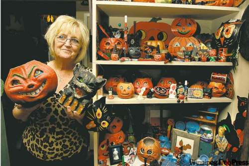 WAYNE.GLOWACKI@FREEPRESS.MB.CA
Halloween item collector Leigh Holland with some of her Halloween memorabilia. She is holding lanterns, the pumpkin from the 1940s and cat from the 1930s.