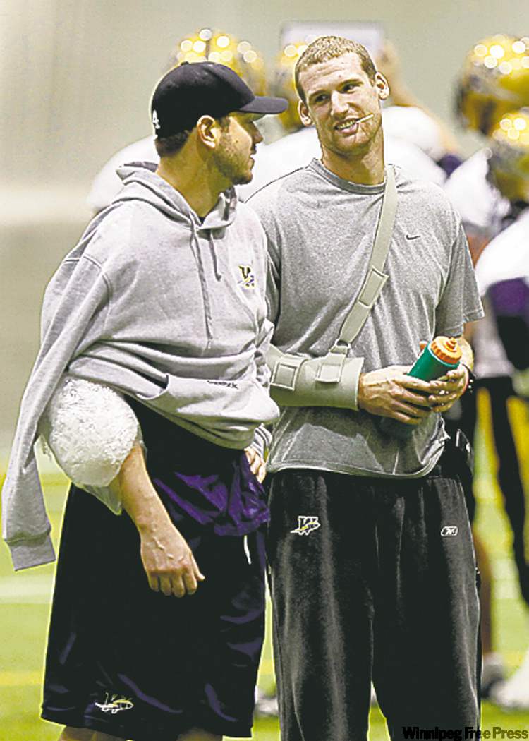 WAYNE.GLOWACKI@FREEPRESS.MB.CA
Injured Bomber QBs Buck Pierce (left) and Alex Brink have a chat on the sidelines Tuesday.