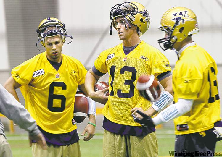 WAYNE.GLOWACKI@FREEPRESS.MB.CA
Quarterbacks Frank Wilczynski (6), Justin Goltz (13) and Joey Elliott practice in the indoor soccer complex at the University of Manitoba.
