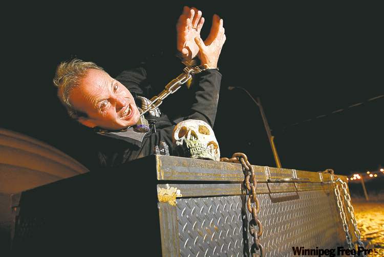 Ruth Bonneville / Winnipeg Free Press
Escape artist Dean Gunnarson will try to get out of a buried steel coffin in chains at The Golf Dome.
