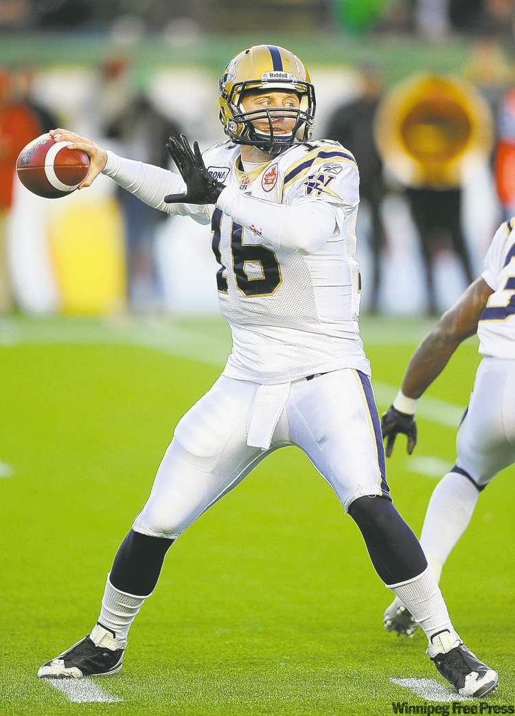 john ulan / the canadian press
Blue Bombers rookie quarterback Joey Elliott leans into a pass Saturday night in Edmonton. He was making his first CFL start.