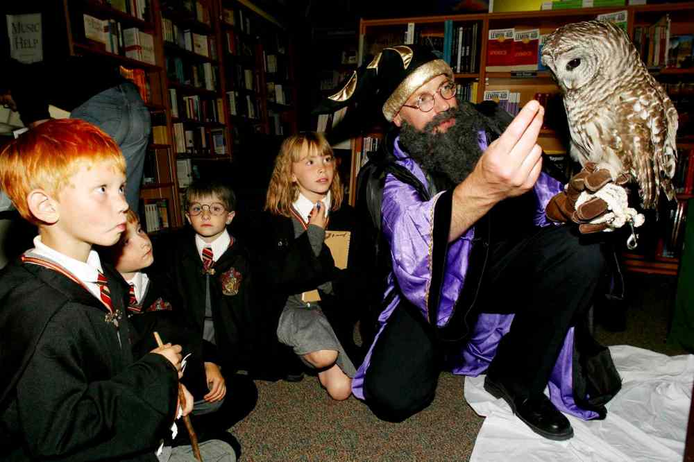 MIKE APORIUS / WINNIPEG FREE PRESS files
The midnight book launch of Harry Potter and the Order of the Phoenix in June 2003 drew a large crowd to McNally Robinson.