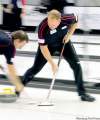 MIKE.DEAL@FREEPRESS.MB.CA
Stoughton lead Steve Gould works the broom at the Safeway provincial championship in Beausejour. He’s had a lot of success with the eight-time Manitoba champ.