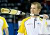 NATHAN DENETTE / THE CANADIAN PRESS
Manitoba skip Jeff Stoughton throws a grin at the crowd in London after defeating Saskatchewan 7-6 in extra ends Tuesday afternoon at the Brier.