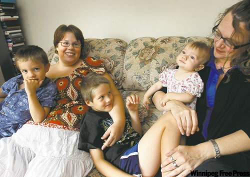WAYNE.GLOWACKI@FREEPRESS.MB.CA
Lisa Morrisseau (left) with children Peter, Steven and Elizabeth. At right is Jewel Reimer, her friend and social worker.