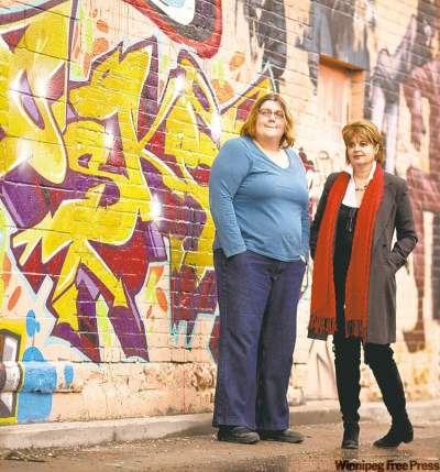 CHRISTOPHER PIKE / WINNIPEG FREE PRESS
Pregnancy outreach worker Nerina Chiodo, left, with Margaret Leslie at Breaking the Cycle in Toronto.