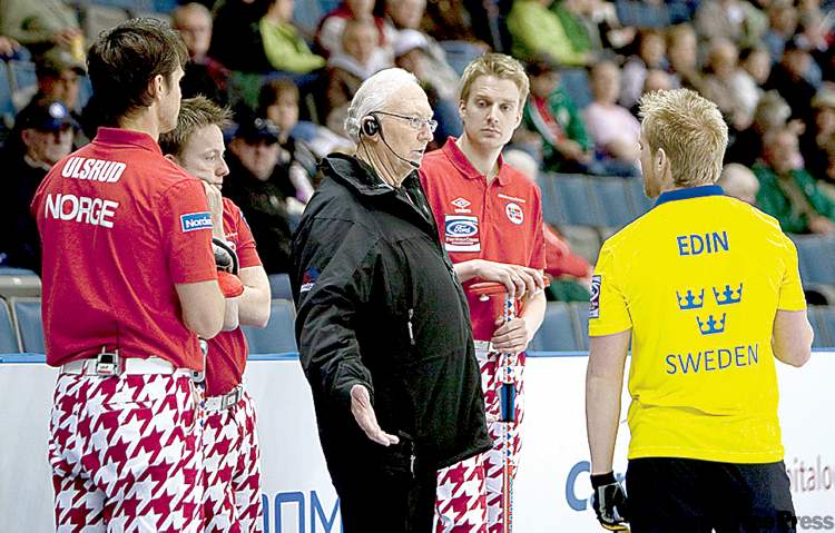 Jonathan Hayward / The Canadian Press
An official speaks with Niklas Edin (right) and Norway skip Thomas Ulsrud.