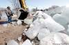 JOHN.WOODS@FREEPRESS.MB.CA
Harvey Johnson works with an excavator to clear ice jams on the Icelandic River in Riverton.