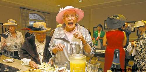 KEN GIGLIOTTI / WINNIPEG FREE PRESS 
Frances Macdonald and other royal watchers were up early to take in the nuptials.