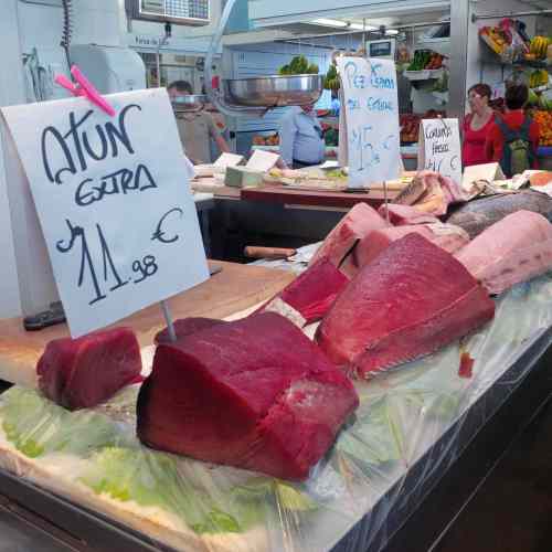 Bartley Kives / Winnipeg Free Press
Stalls bearing tuna at Mercado Central in Cádiz, Spain.