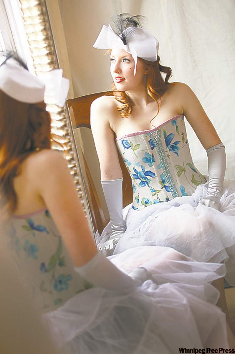 JOHN.WOODS@FREEPRESS.MB.CA
Angela Senyshyn models a corset from Callisto Couture custom-made corsets in Winnipeg.