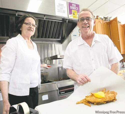 MIKE.DEAL@FREEPRESS.MB.CA
Fish is in their blood, or at least in their last name: Carol and Roy Finley wrap up an order at Ducky's.