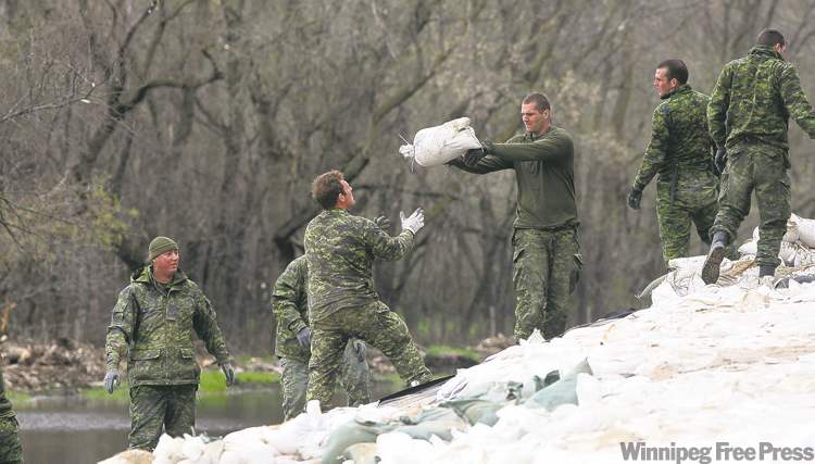 JOE BRYKSA / WINNIPEG FREE PRESS ARCHIVES
Soldiers from 2PPCLI at CFB Shilo do sandbagging duty on the Assiniboine. Some 1,800 military members reinforced the fight against Manitoba�s great flood of 2011.