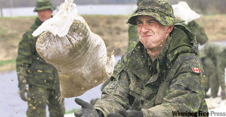 JOE BRYKSA / WINNIPEG FREE PRESS ARCHIVES
Bombardier Dave Sopko of 1RCHA at Shilo perfects his sandbag-tossing skills.