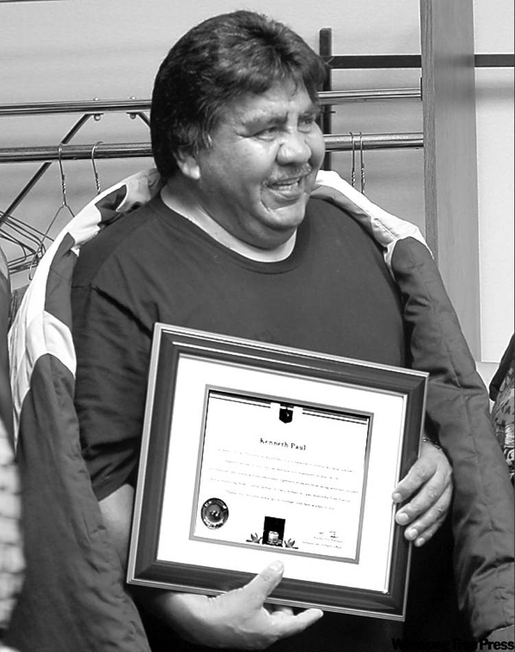 WAYNE.GLOWACKI@FREEPRESS.MB.CA
Kenneth Paul with his star quilt and commendation.